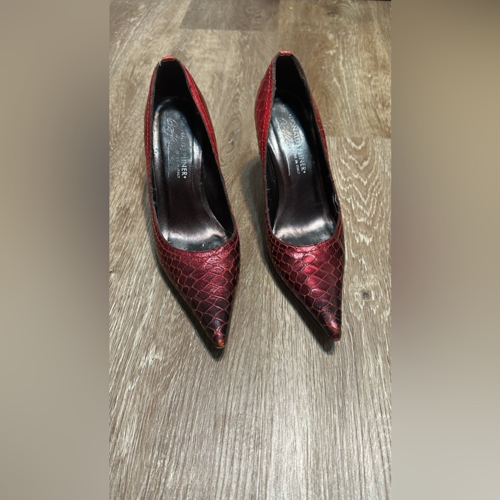 Donald Pliner Women's High Heel Shoes Red Snakeskin Python Foil
Metallic size 6 - Picture 10 of 17